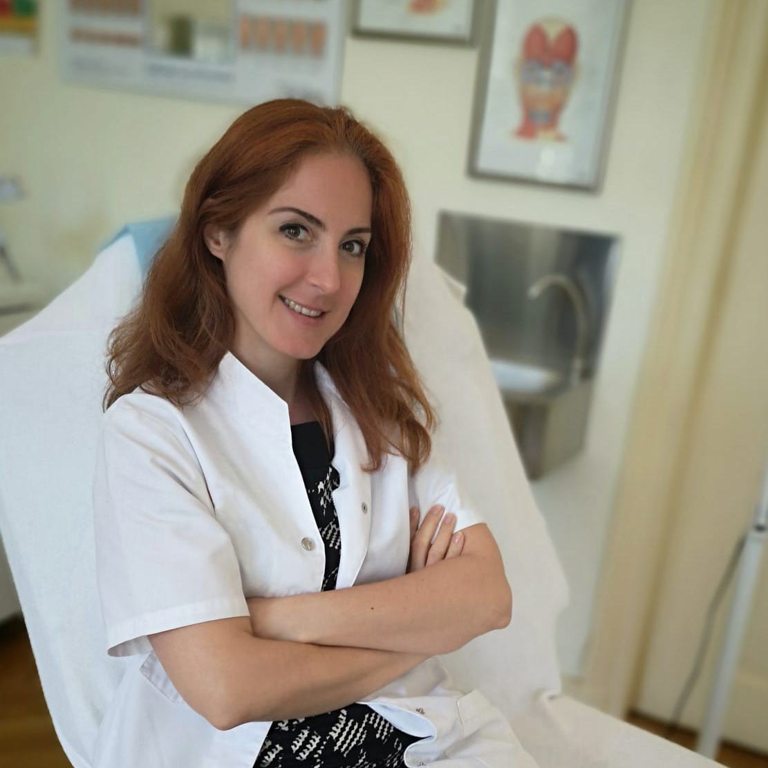 Dokter Isabella Zittend Vierkant